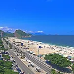 Incrivel cobertura frente mar com terraço em Copacabana!