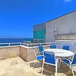 Incrivel cobertura frente mar com terraço em Copacabana!